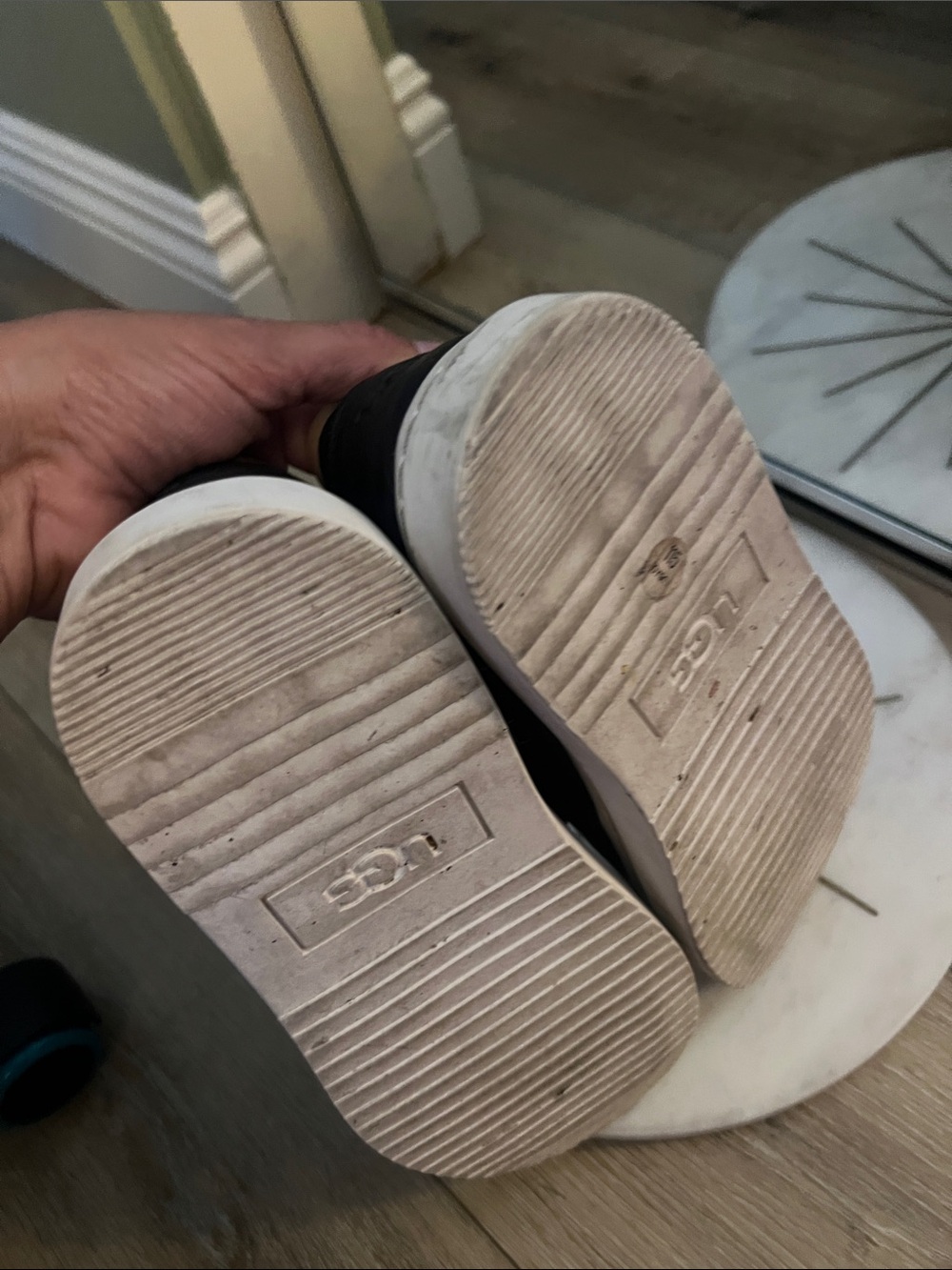 UGG, size 8, Leather Slip-On Sneakers w/ White Sole, UIGC - Picture 4 of 12